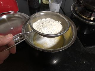 无麸质芝麻米粉戚风,过筛入蛋黄糊盆里。