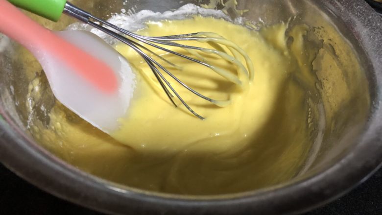 无麸质芝麻米粉戚风,蛋黄糊和糯米粉搅拌均匀。