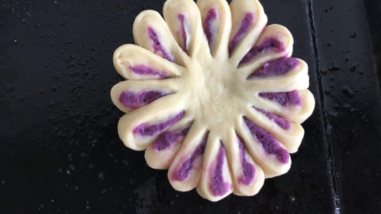 菊花紫薯面包,翻转花瓣，将紫薯露出来
再放置醒发半个小时左右
