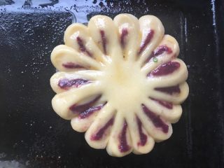 菊花紫薯面包,刷上蛋液
烤箱预热，180度，15分钟左右
