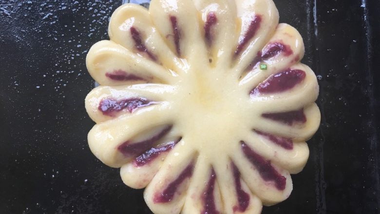 菊花紫薯面包,刷上蛋液
烤箱预热，180度，15分钟左右