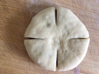 菊花紫薯面包,切四刀，如图所示