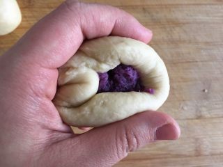 菊花紫薯面包,去小剂子包入紫薯泥
