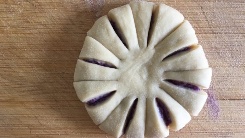 菊花紫薯面包,再在每个小块中切两刀