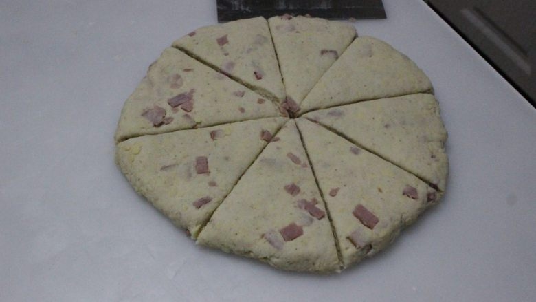 咸香火腿奶酪司康,把面团整理成圆形，切成差不多大的8块，厚度大概2公分不到点。