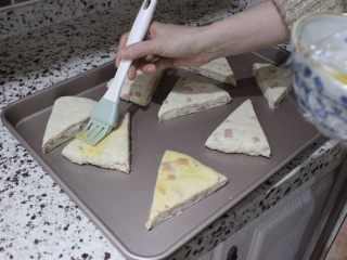 咸香火腿奶酪司康,表面涂一层均匀的蛋液。