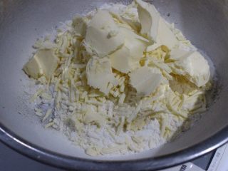 咸香火腿奶酪司康,加入小块的黄油和马苏里拉，黄油马苏都是硬硬的，不要软化。