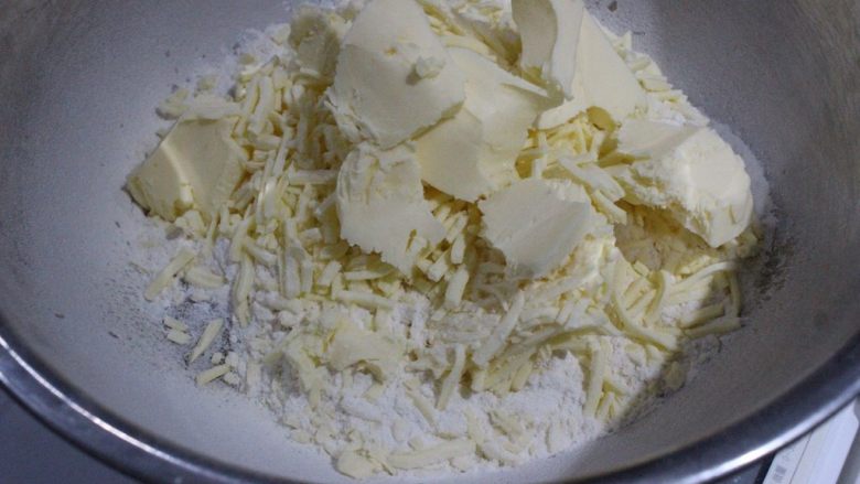 咸香火腿奶酪司康,加入小块的黄油和马苏里拉，黄油马苏都是硬硬的，不要软化。
