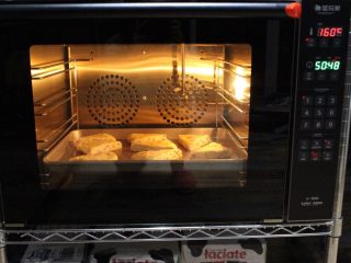 咸香火腿奶酪司康,入预热好的风炉160度烤20分钟左右。
火力时间根据自己烤箱。