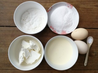 轻乳酪蛋糕,准备材料并称量备用（淡奶油和牛奶称在一个碗里就可以）