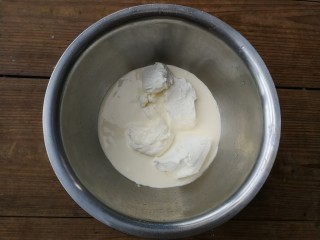 轻乳酪蛋糕,奶油奶酪、淡奶油和牛奶一起倒入盆中，隔热水用手动打蛋器搅拌均匀