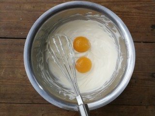 轻乳酪蛋糕,搅拌至面糊混合均匀、顺滑无颗粒，将鸡蛋的蛋清和蛋黄分离，蛋清磕入无油无水的干净打蛋盆中放一旁备用，蛋黄加入奶油奶酪糊里，用手动打蛋器搅拌均匀