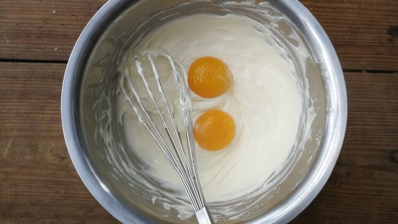 轻乳酪蛋糕,搅拌至面糊混合均匀、顺滑无颗粒，将<a style='color:red;display:inline-block;' href='/shicai/ 9'>鸡蛋</a>的蛋清和蛋黄分离，蛋清磕入无油无水的干净打蛋盆中放一旁备用，蛋黄加入奶油奶酪糊里，用手动打蛋器搅拌均匀