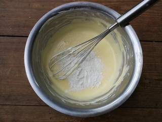 轻乳酪蛋糕,加入过筛的低筋面粉