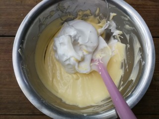 轻乳酪蛋糕,取1/3打发的蛋清入拌好的蛋黄糊中，用刮刀翻拌均匀