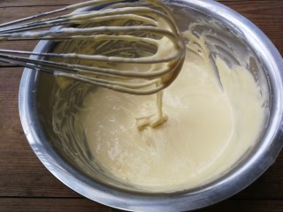 轻乳酪蛋糕,用手抽划z字搅拌均匀，蛋黄糊就做好了