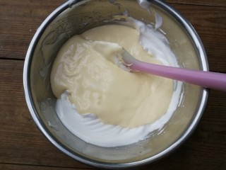 轻乳酪蛋糕,翻拌好的面糊全部倒入剩余的蛋白霜中，用刮刀翻拌均匀