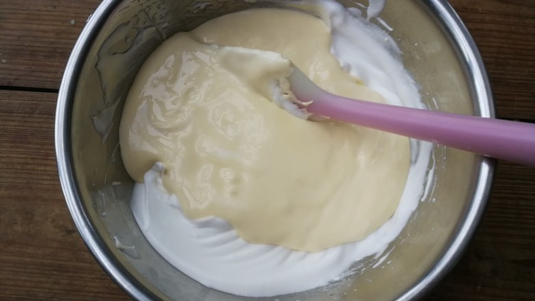 轻乳酪蛋糕,翻拌好的面糊全部倒入剩余的蛋白霜中，用刮刀翻拌均匀