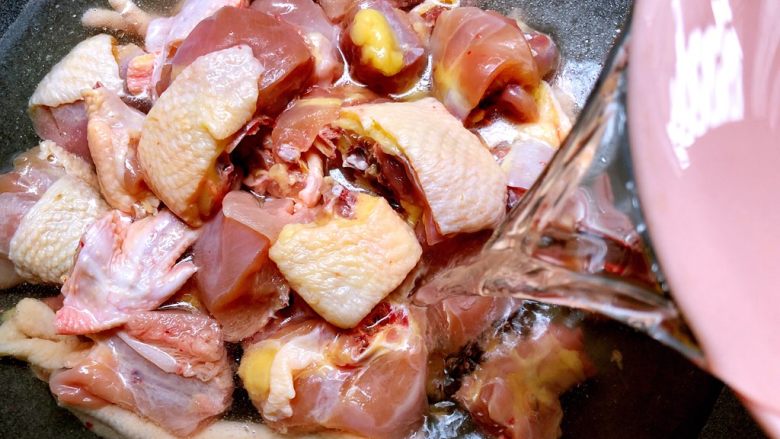 大盘鸡,把剁好的鸡肉放入锅里，加入冷水焯一下血水，水以盖过鸡肉为准