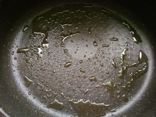 菠菜鸡蛋饼,平底锅抹适量油，开小火。