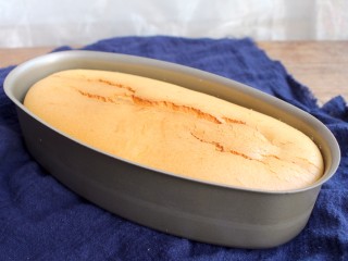 轻乳酪蛋糕,取出温热的奶酪蛋糕，放凉后会自动离模