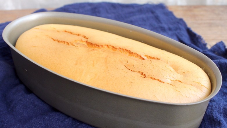 轻乳酪蛋糕,取出温热的奶酪蛋糕，放凉后会自动离模