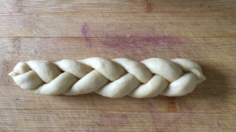 烤肠香葱面包花环,编成一个面包长条