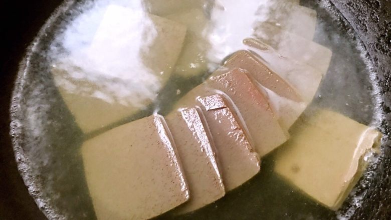黑白双福,锅中烧开水将羊血豆腐片焯水至变色即可