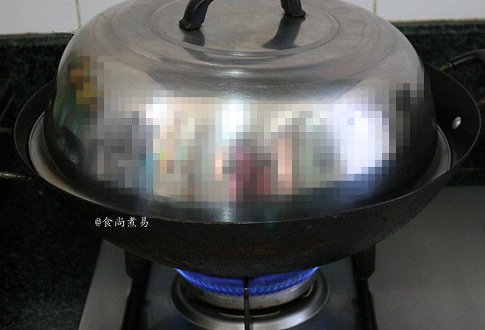 糯米酿猪大肠,遮上锅盖、大火蒸上汽后调成中火蒸60分钟