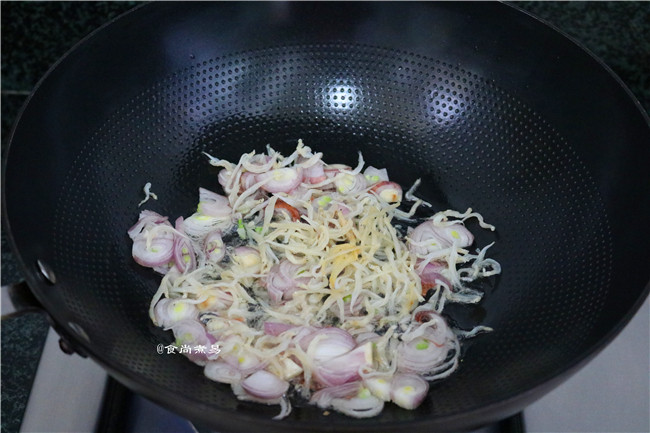 糯米酿猪大肠,热锅，倒适量油、下葱头和银鱼干爆香