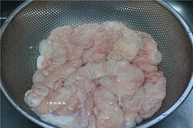 糯米酿猪大肠,用面粉搓过之后再用清水漂洗两三遍，沥干水