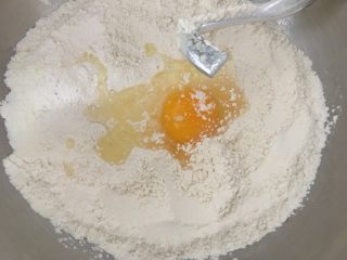 孔雀香肠面包,加入鸡蛋