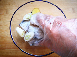 茄汁带鱼,戴上一次性手套，反复揉搓，把白酒均匀地涂在鱼上，腌制10分钟以上，