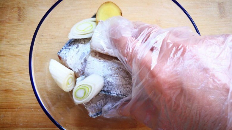 茄汁带鱼,戴上一次性手套，反复揉搓，把白酒均匀地涂在鱼上，腌制10分钟以上，