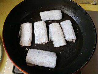 茄汁带鱼,平底锅里加入适量的油，油热后放入带鱼，
