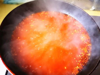 茄汁带鱼,加入适量清水，煮开