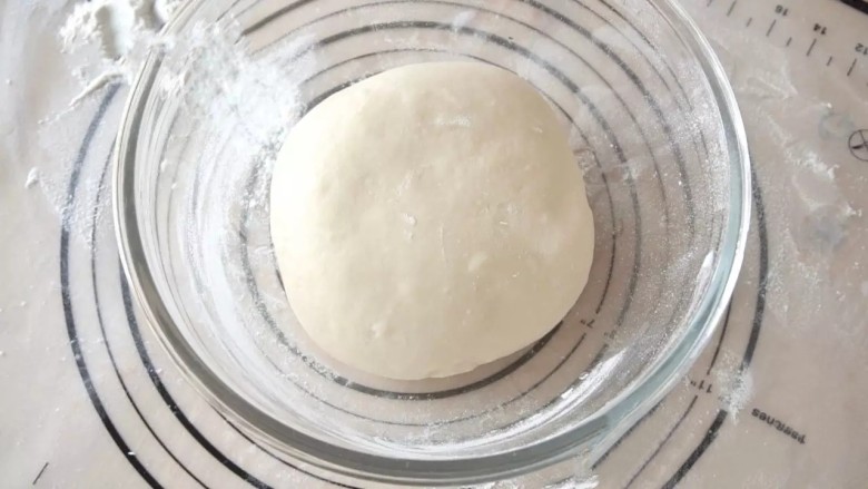 黑糖肉桂辫子面包,把面团放在温暖处，盖上湿餐布或保鲜膜，发酵到2倍大（室温25度，发酵2小时左右）