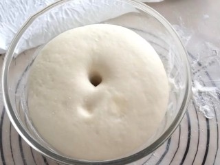 黑糖肉桂辫子面包,在面团上戳一个洞，面团不会回缩，就说明发酵好了