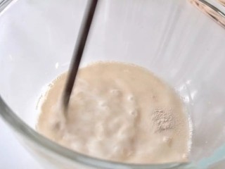黑糖肉桂辫子面包,混合牛奶、温水和酵母，混合均匀，静置10分钟