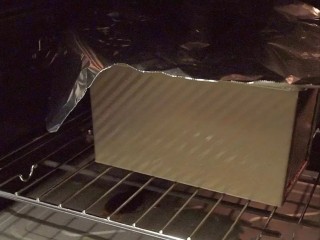 黑糖肉桂辫子面包,烤箱预热175度，放入冰箱下层，烤35-40分钟，观察顶部上色后（25分钟左右）盖上一张锡箔纸，以免顶部上色太重