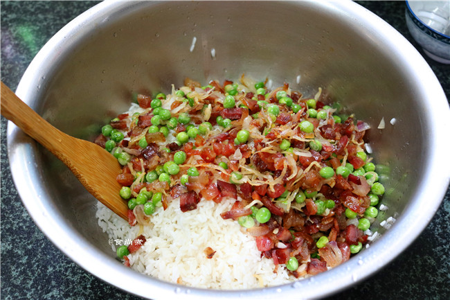 糯米酿猪大肠,炒好的食材盛入糯米中