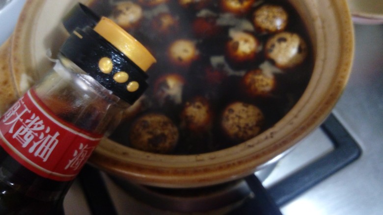 辣味卤鹌鹑蛋,把敲好的蛋重新放入锅里，加水没过蛋。倒入一勺酱油。