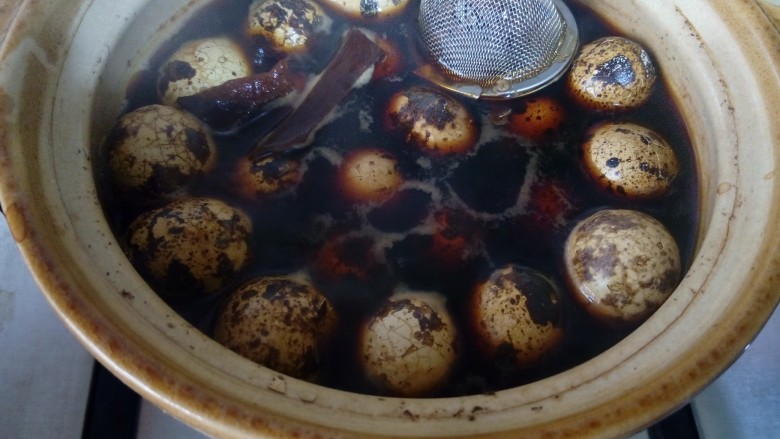 辣味卤鹌鹑蛋,大火烧开后，转小火，在焖煮的过程中保持小火。