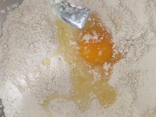 紫薯干果扭扭包,加入鸡蛋、油、水搅拌成光滑面团