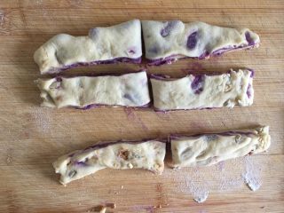 紫薯干果扭扭包,切成一条一条（是不是更像牛轧糖了呢）
