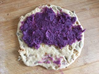 紫薯干果扭扭包,铺上紫薯泥在面皮的三分之二处
将三分之一折叠上去
再将余下的三分之一折叠
擀成面皮