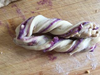 紫薯干果扭扭包,两条扭好的靠在一起