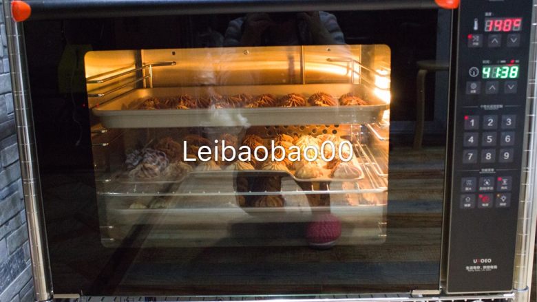 奶香(双色)曲奇~UKOEO风炉制作,放入160度预热好的风炉，调140度烤30分钟。图片做的菜谱翻倍的量，一共三盘。