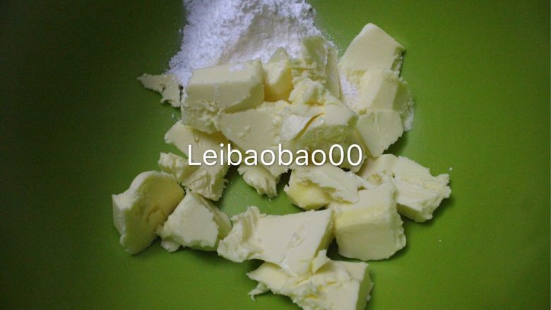 奶香(双色)曲奇~UKOEO风炉制作,黄油室温软化后，加入糖粉和盐打发。