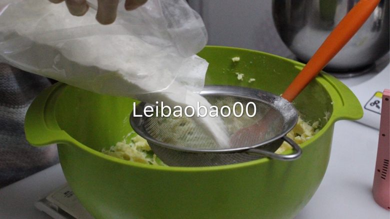 奶香(双色)曲奇~UKOEO风炉制作,然后加入过筛的面粉，原味的150克左右。